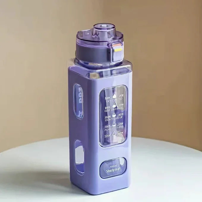 Lila, tragbare Sportflasche mit Deckel und Strohhalm auf weißem Untergrund