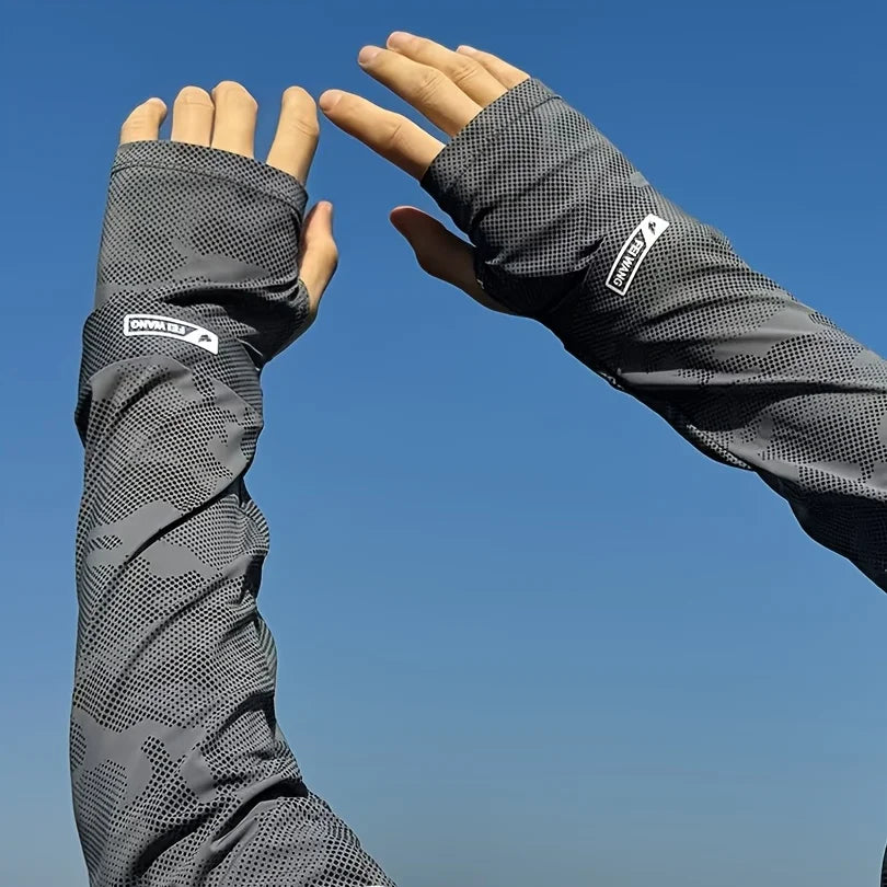 Une personne portant des manches de protection solaire UPF 50+ grises, montrant la manche sur son avant-bras et sa main.