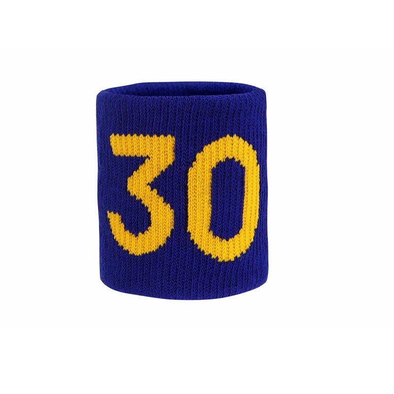 Bracelet en tricot bleu marine avec le numéro 30 en fil jaune.