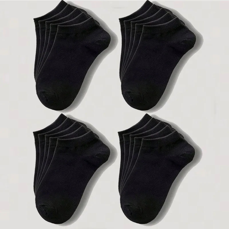 Un juego de calcetines de algodón unisex negros transpirables, doblados y exhibidos sobre un fondo blanco.