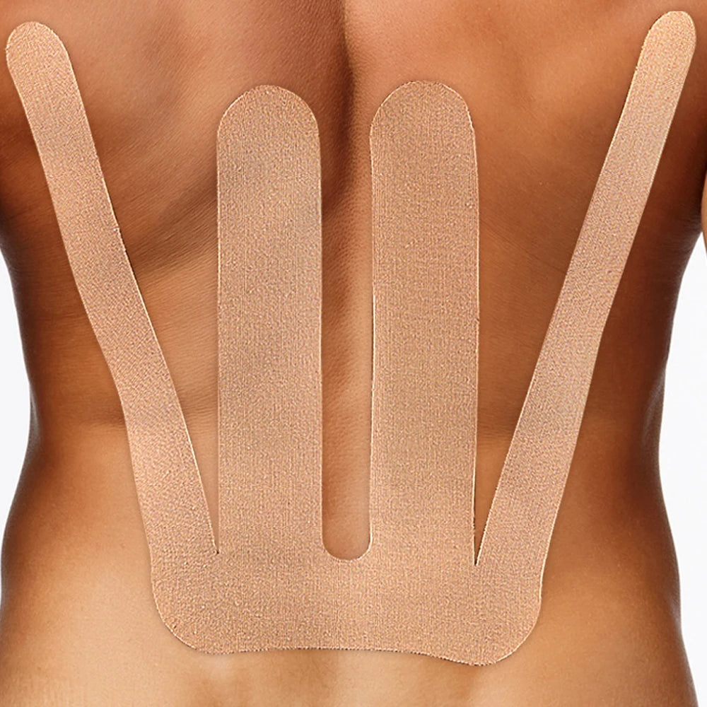 Vorgefertigtes Kinesiologie-Tape in Nude auf den Rücken und die Gelenkpartie einer Person aufgetragen.