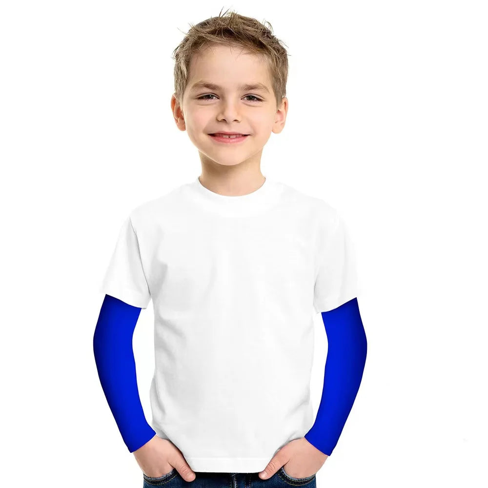Un niño pequeño vistiendo una camiseta blanca con mangas de protección UV azules en los brazos.