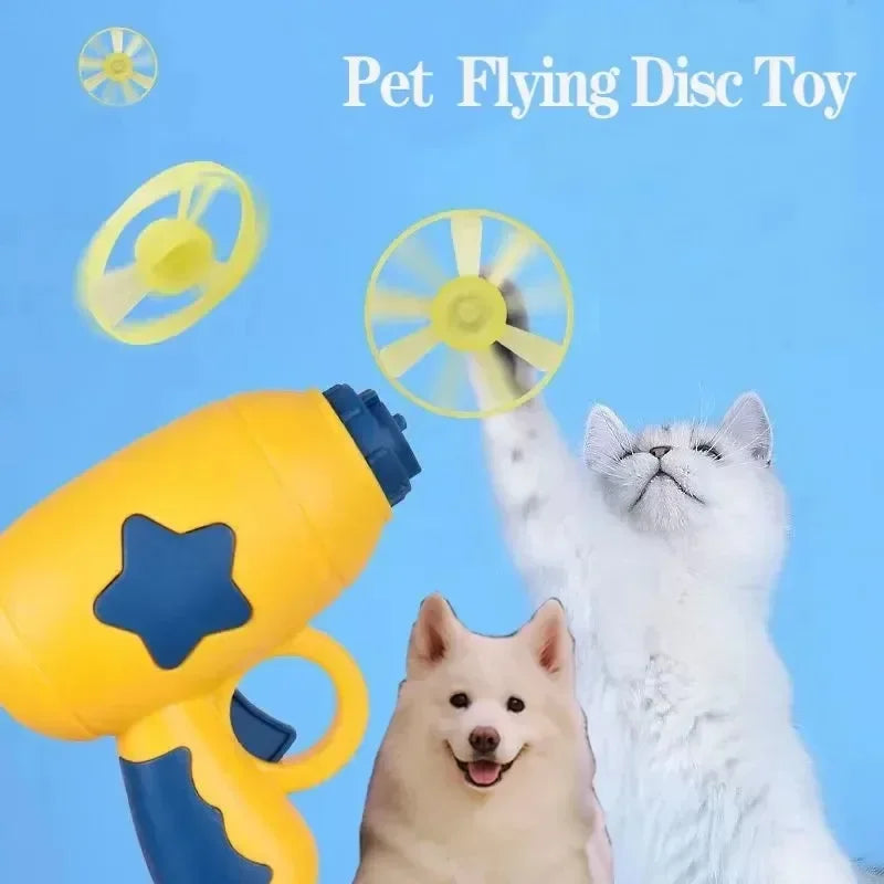 Un chat blanc interagit avec un jouet disque volant jaune visible en arrière-plan.
