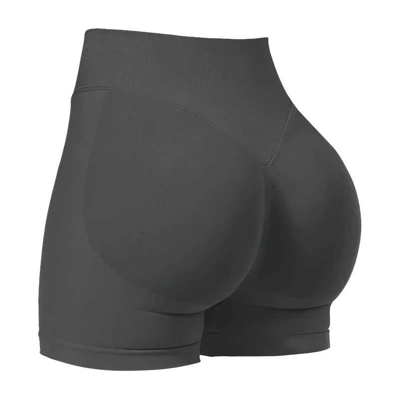 Un short de yoga sans couture, taille haute et gris foncé, vu de l'arrière.