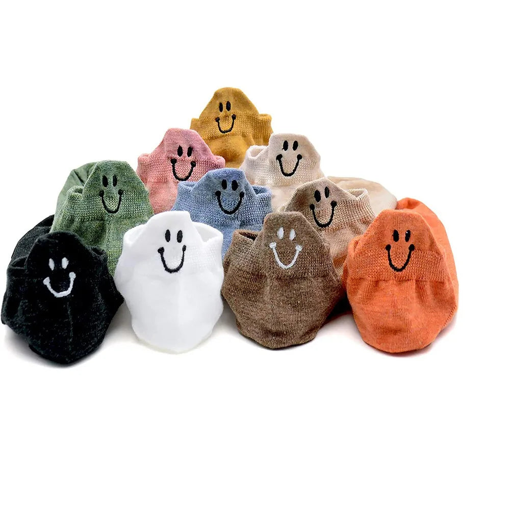 Colección de calcetines tobilleros bordados con cara sonriente en varios colores como amarillo, rosa, verde, azul y naranja.