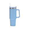 Tasse isotherme en acier inoxydable bleu clair avec couvercle argenté et paille.