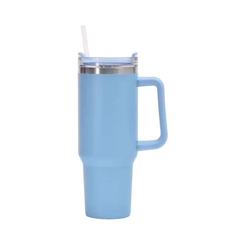 Tasse isotherme en acier inoxydable bleu clair avec couvercle argenté et paille.