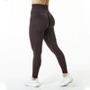 Un mannequin portant des leggings de yoga sans couture à taille haute de couleur brun foncé.