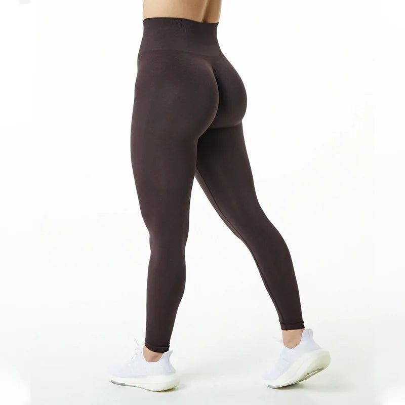 Un mannequin portant des leggings de yoga sans couture à taille haute de couleur brun foncé.