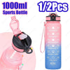 Pinke isolierte Sportflasche mit Strohverschluss und blauer Silikonriemen neben den zerlegten Teilen.