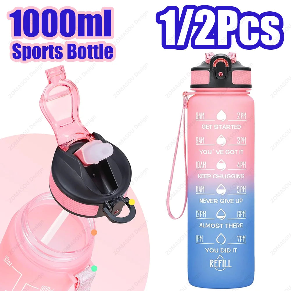 Pinke isolierte Sportflasche mit Strohverschluss und blauer Silikonriemen neben den zerlegten Teilen.