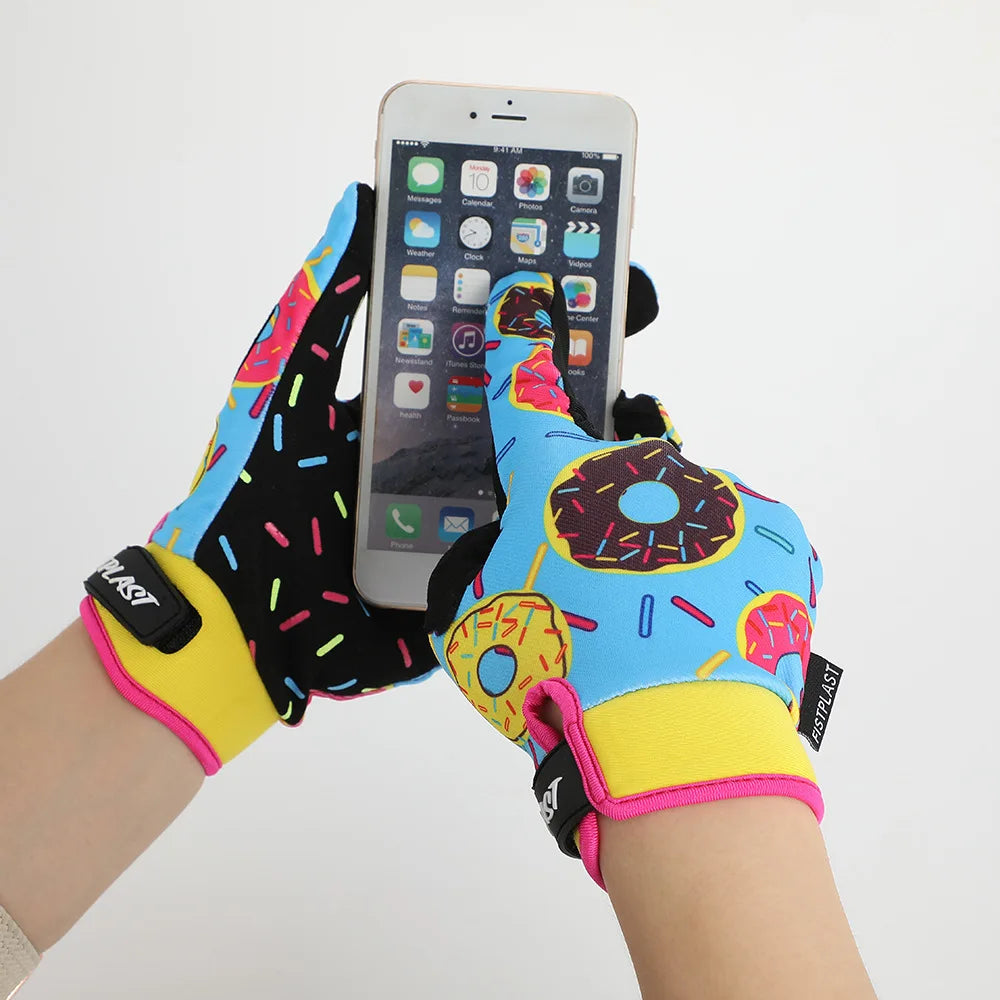 Une main portant des gants de moto de couleur bleu vif et jaune tenant un smartphone.
