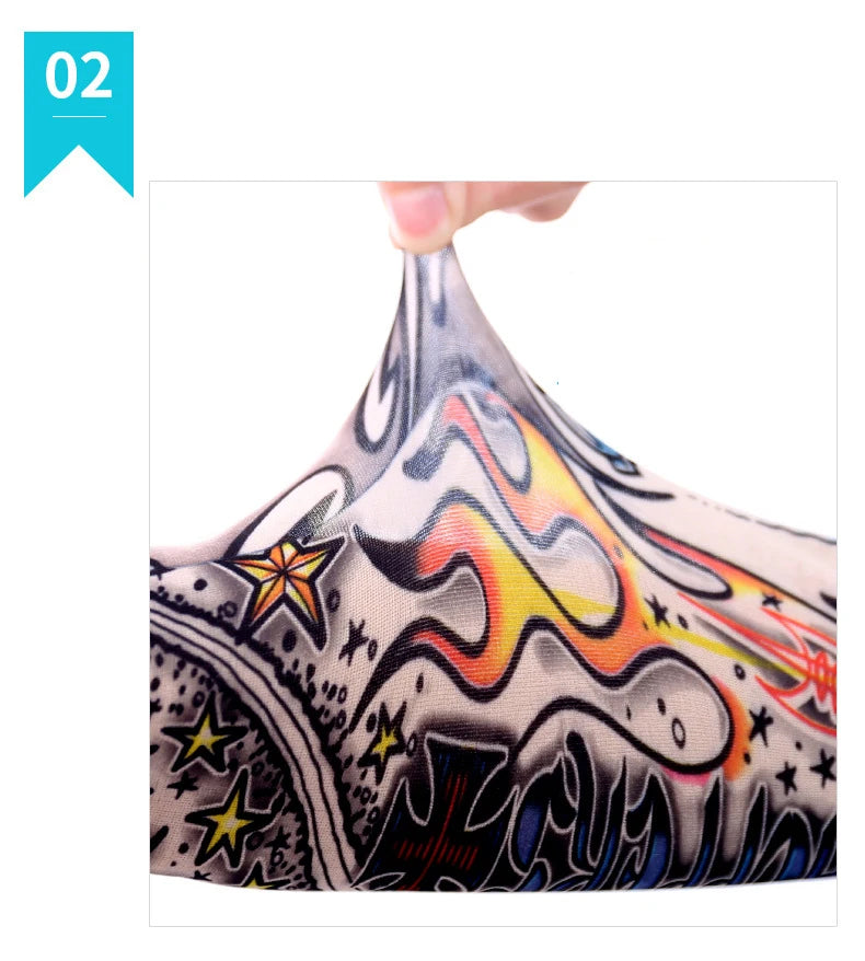 Una mano está subiendo una manga de tatuaje protector solar sin costuras, mostrando diseños abstractos coloridos en la tela.