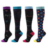 Un set de quatre chaussettes de compression avec divers motifs et couleurs, dont du violet, du noir et du bleu.