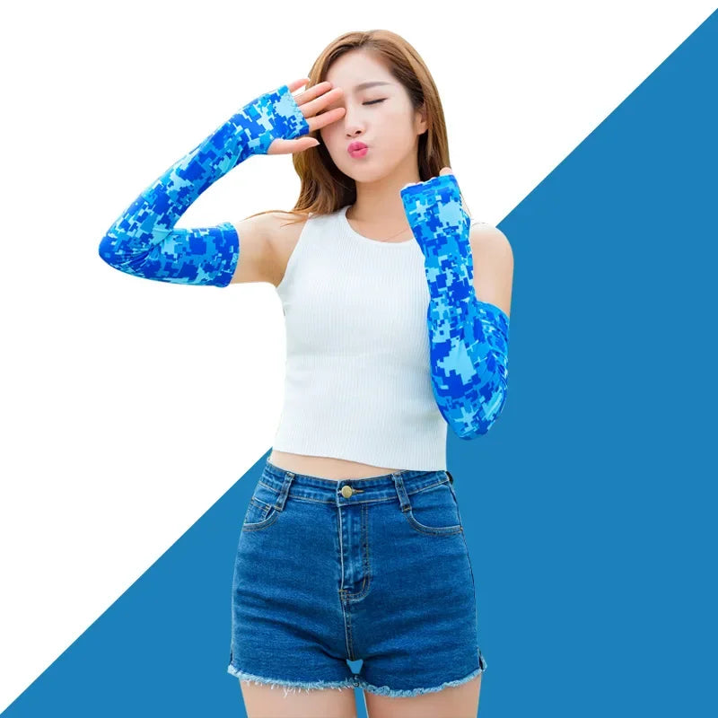 Eine Frau präsentiert blau gemusterte, kühlende Ärmel, trägt ein weißes Crop Top und Jeansshorts.