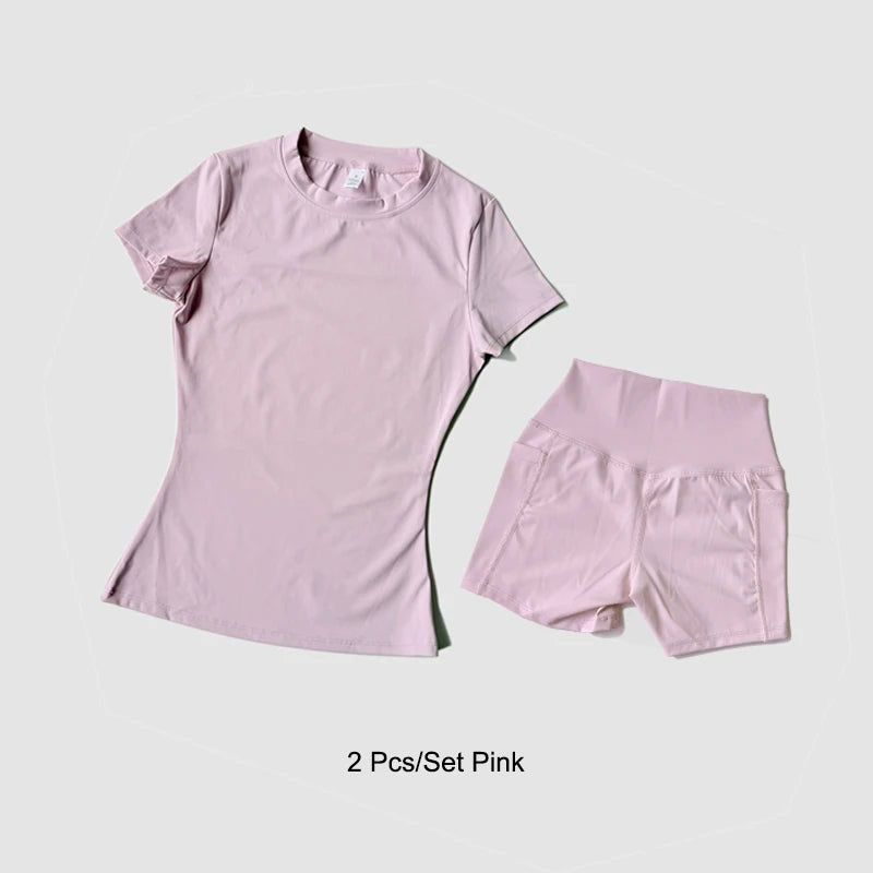 Un conjunto de ropa de yoga rosa de talle alto para mujeres, que incluye una blusa de manga corta y shorts a juego.