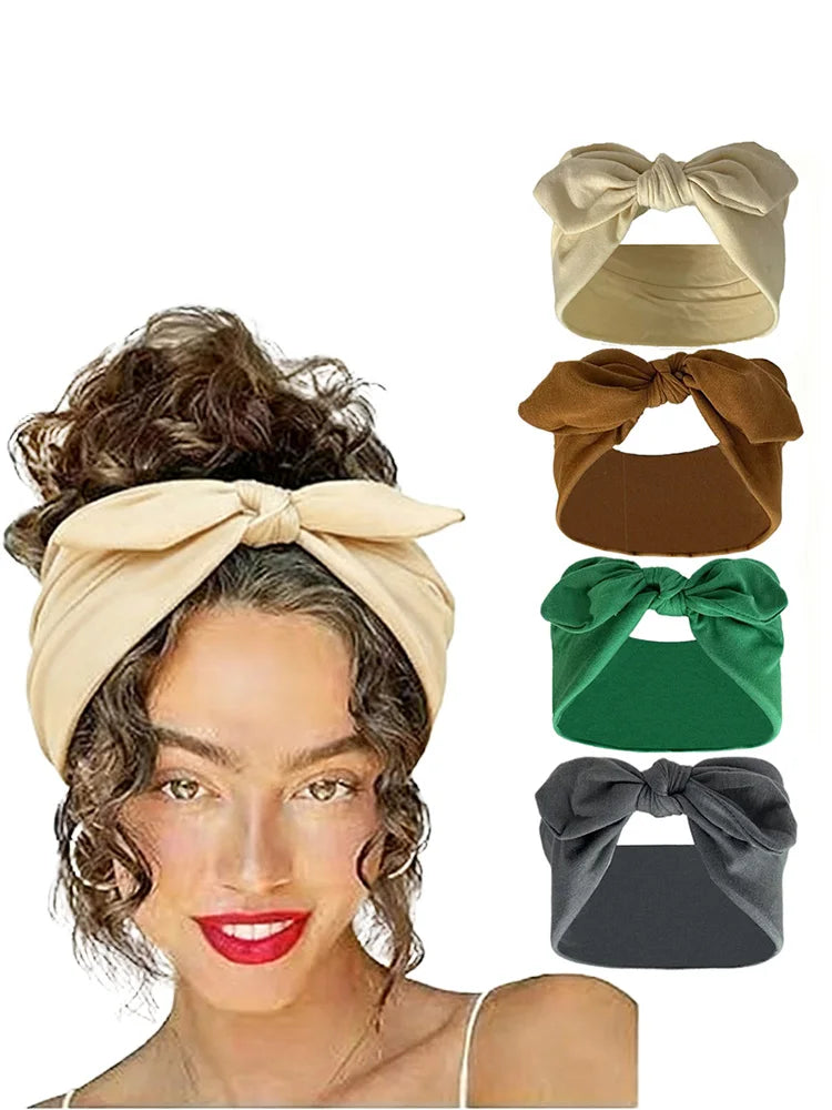 Un mannequin portant un bandeau élastique beige et plusieurs autres bandeaux élastiques de couleur unie.