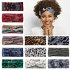 Una mujer modela diversas bandas para el pelo de tela elástica estampada como accesorios para el cabello.