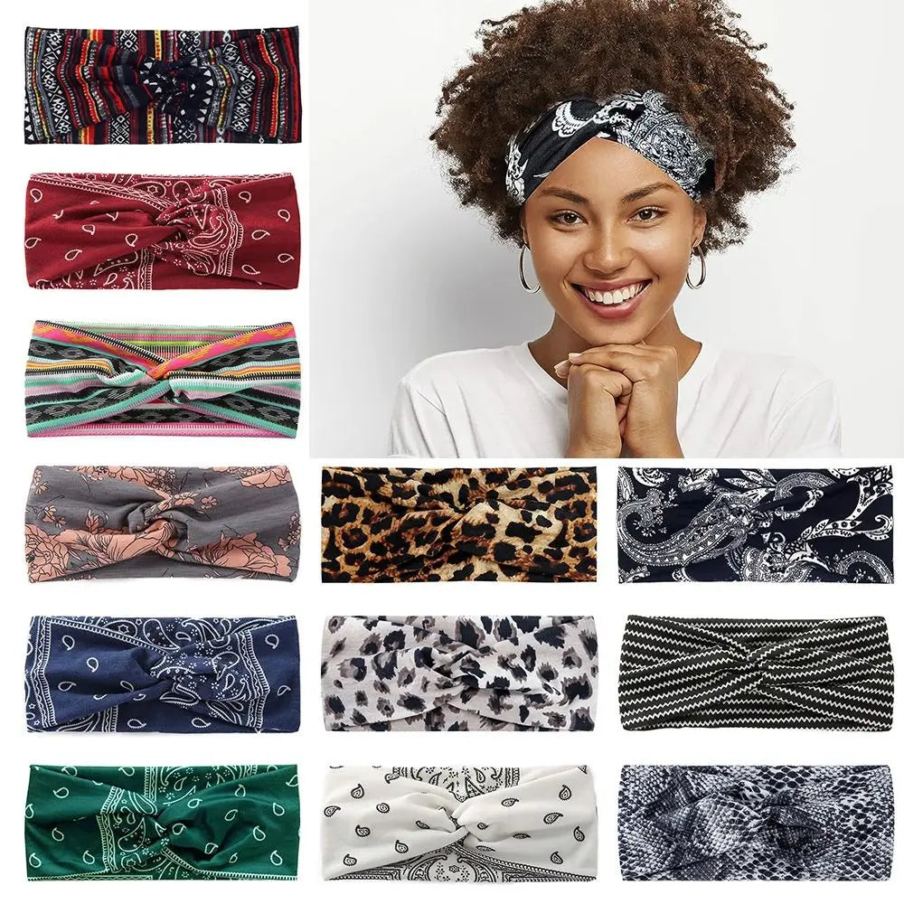 Una mujer modela diversas bandas para el pelo de tela elástica estampada como accesorios para el cabello.