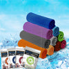 Pile de serviettes microfibres roulées instantanées de différentes couleurs sur un fond enneigé.