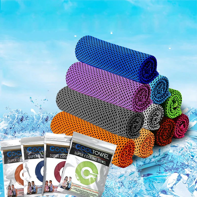 Pile de serviettes microfibres roulées instantanées de différentes couleurs sur un fond enneigé.
