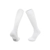 Ein Paar weiße atmungsaktive Knielange Sportsocken für Fußball und Activewear