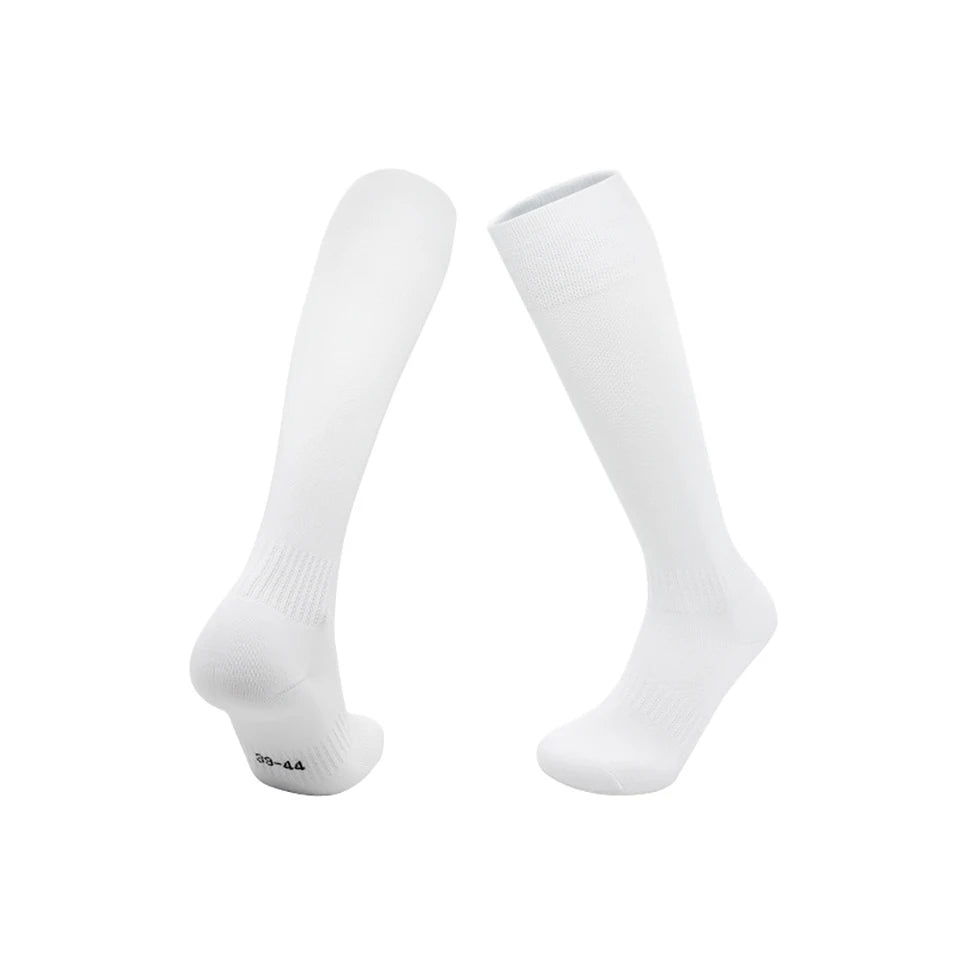Ein Paar weiße atmungsaktive Knielange Sportsocken für Fußball und Activewear