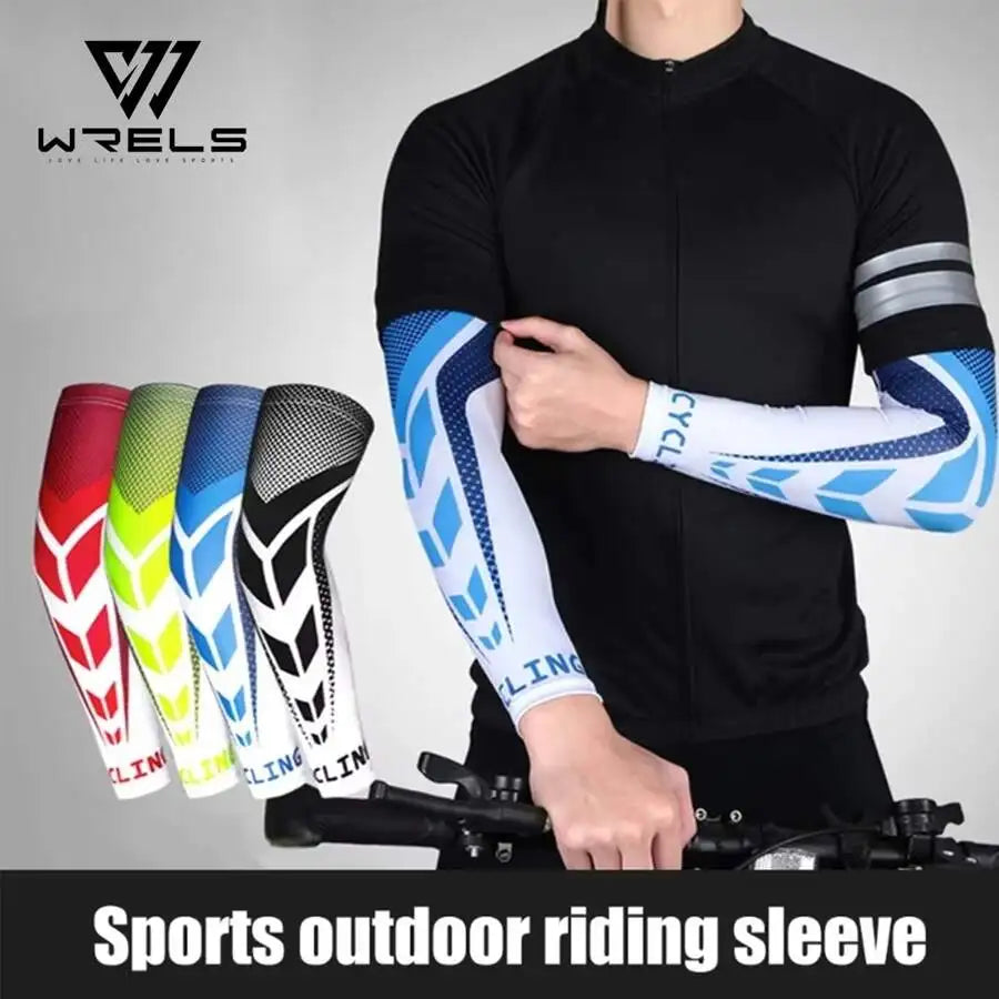 Un homme portant un t-shirt noir montre des manches anti-UV respirantes sur son avant-bras.