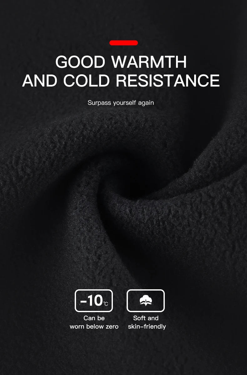 Gros plan sur un tissu en polaire gris foncé indiquant la bonne chaleur et la résistance au froid avec des notations de tempé