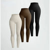 Trois paires de leggings de yoga en tricot sans couture beige, marron et noir, présentés verticalement.