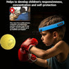 Un jeune garçon pratique un exercice de fitness avec un dispositif sur la tête pour entraîner la réactivité et la concentrati