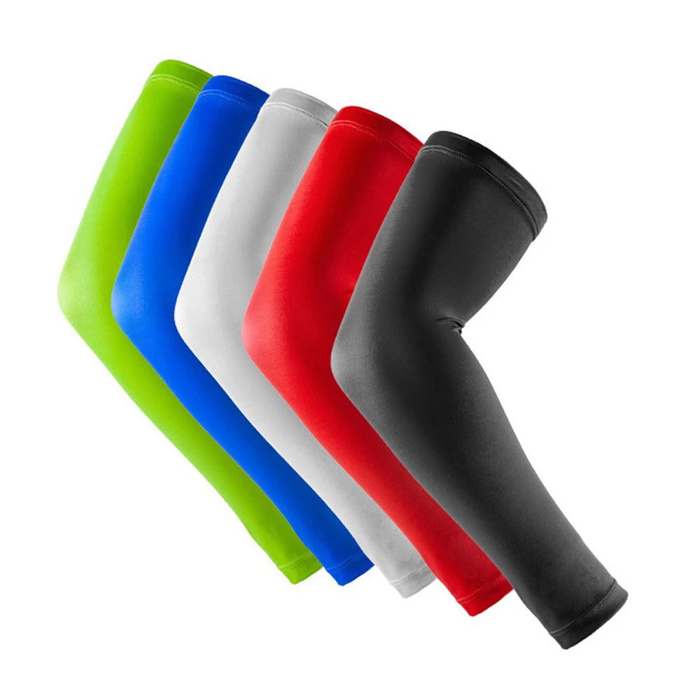 Eine Sammlung von neun UV-Schutz-Armschläuchen in verschiedenen leuchtenden Farben wie grün, blau, weiß und rot, präsentiert