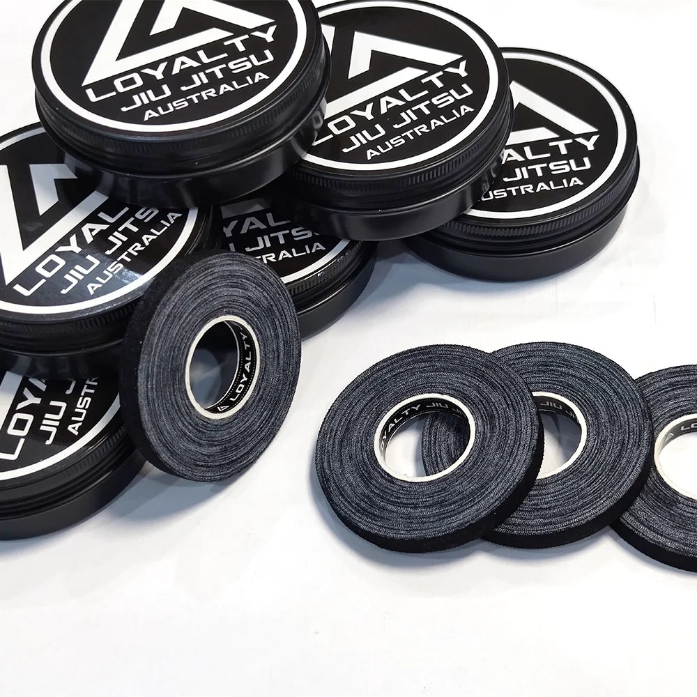 Rouleaux et contenants de ruban élastique pour les doigts noirs, étiquetés Loyalty Jiu Jitsu Australie