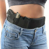 Un ceinture tactique noire est portée autour de la taille d'une personne portant un jean bleu.