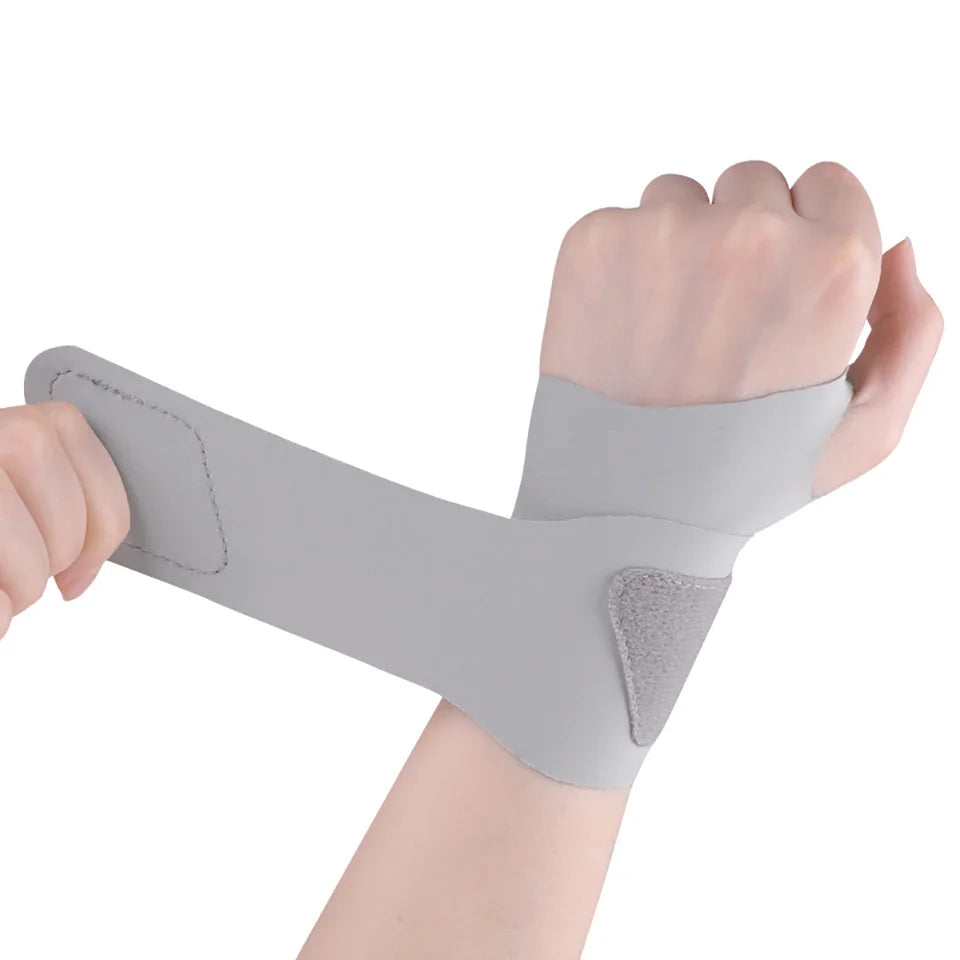 Una tobillera gris ajustable puesta en el antebrazo de una persona.