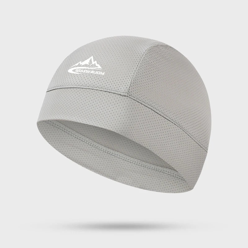 Gorro transpirable gris claro con sutil logo de montaña en la parte frontal.