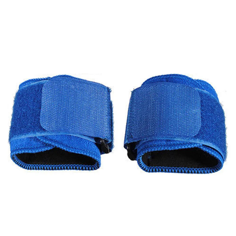 Paar blaue, verstellbare Sport-Armbänder mit schwarzer Futter.