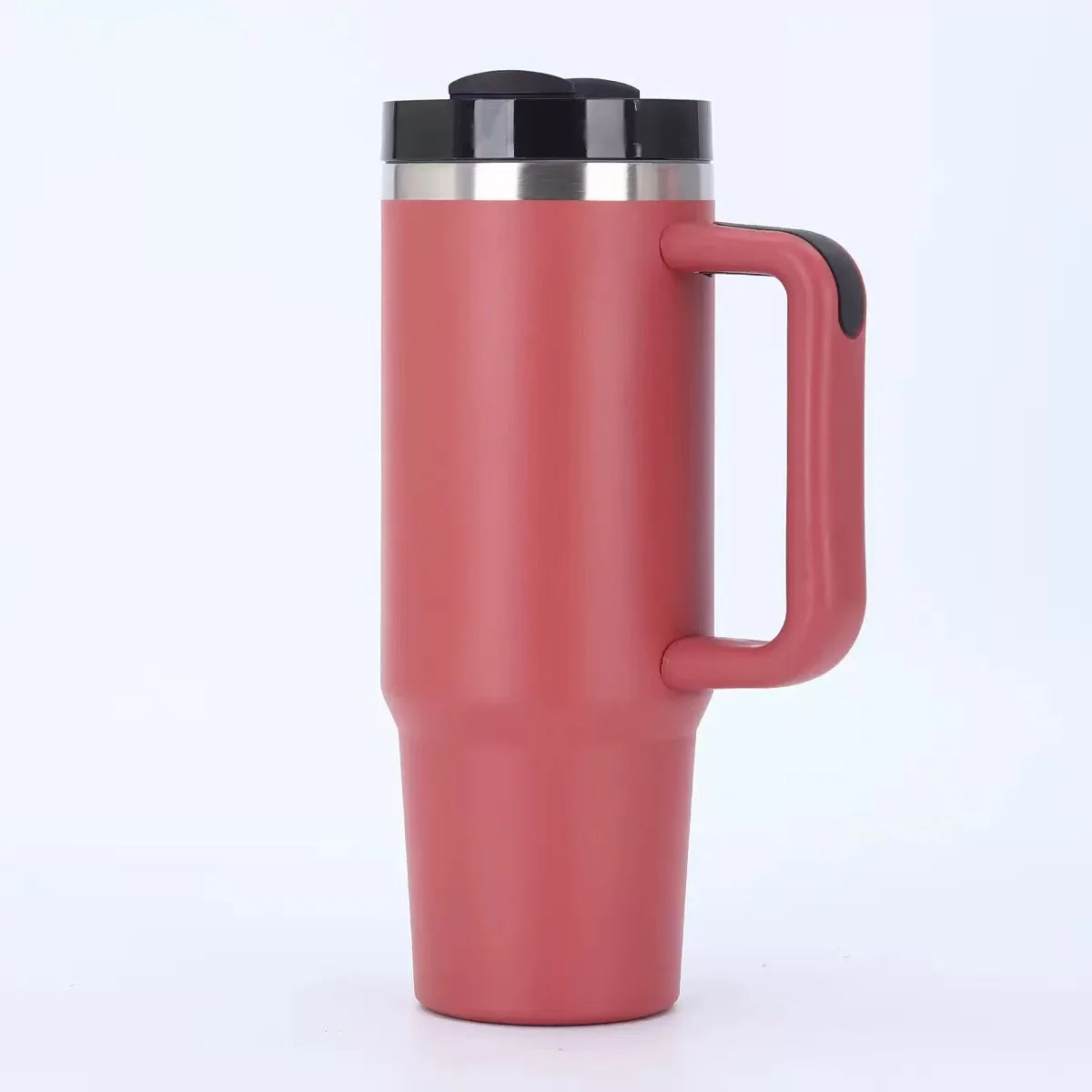 Tasse isotherme en acier inoxydable rose avec couvercle et poignée noires.