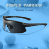 Monture de lunettes de sport noires affichée sur un fond bleu clair avec diverses balles de sport bleues.