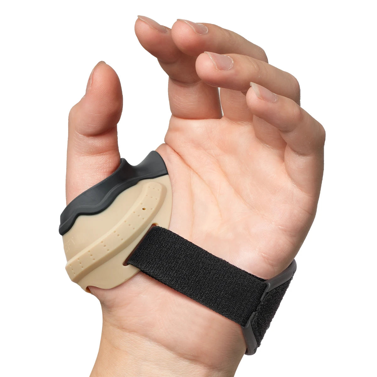 Una mano con una férula de pulgar beige y una correa negra para alivio de artritis.