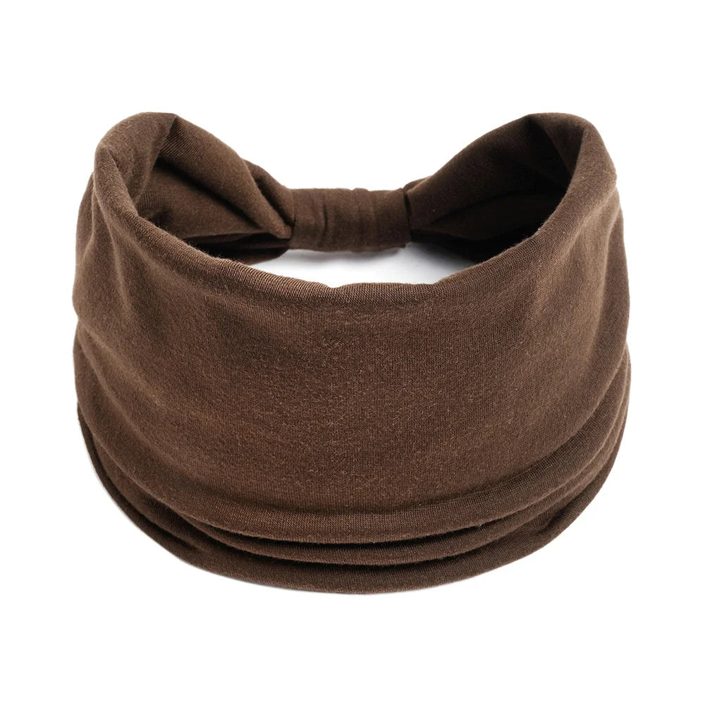 Un foulard en coton brun foncé plié et noué en nœud.