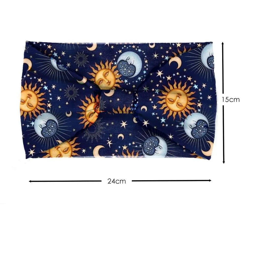 Ruban pour les cheveux en tissu bleu foncé avec motif bohème de soleils, lunes et étoiles jaunes.