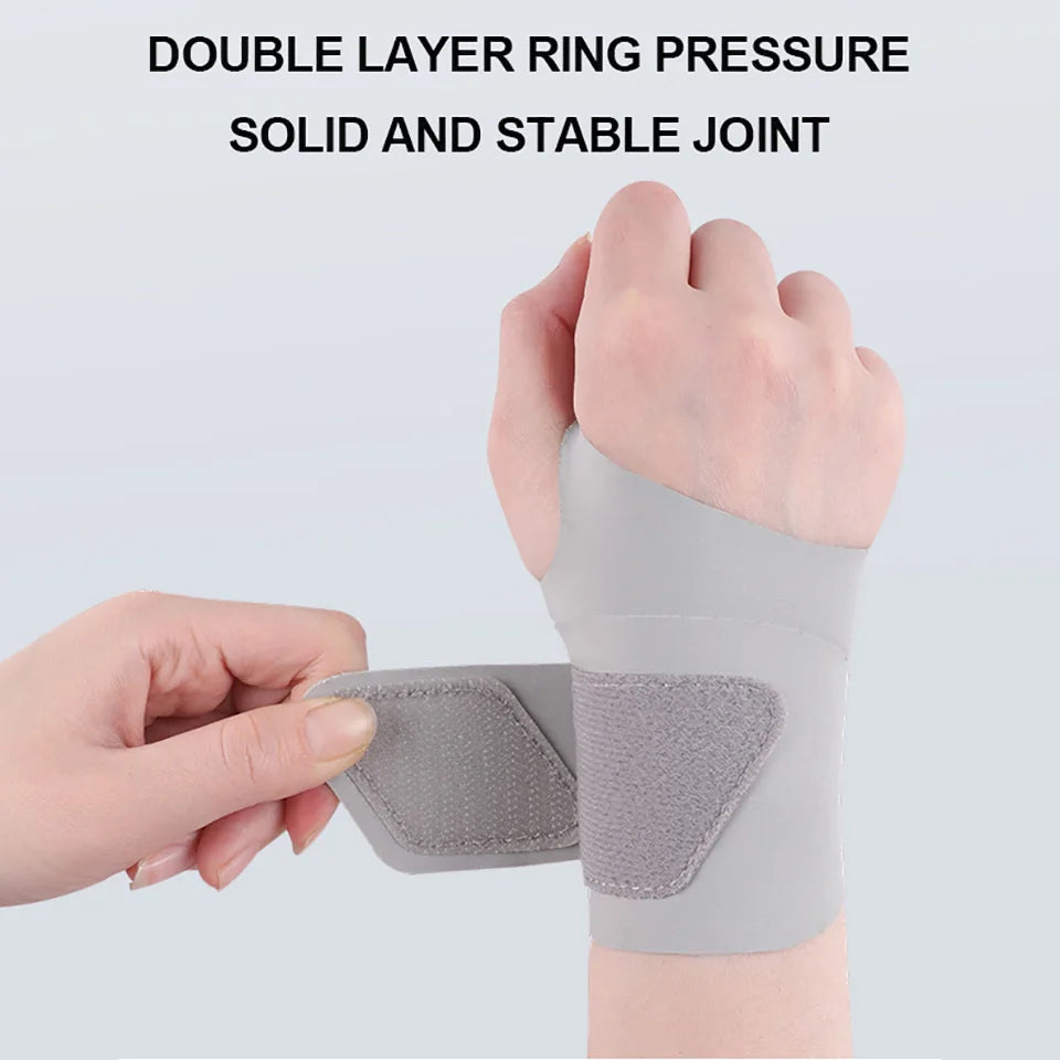 Una mano lleva una férula gris para la presión de anillo de doble capa, diseñada para proporcionar una articulación sólida y 