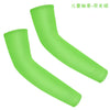 Un par de mangas protectoras UV verde lima para niños.