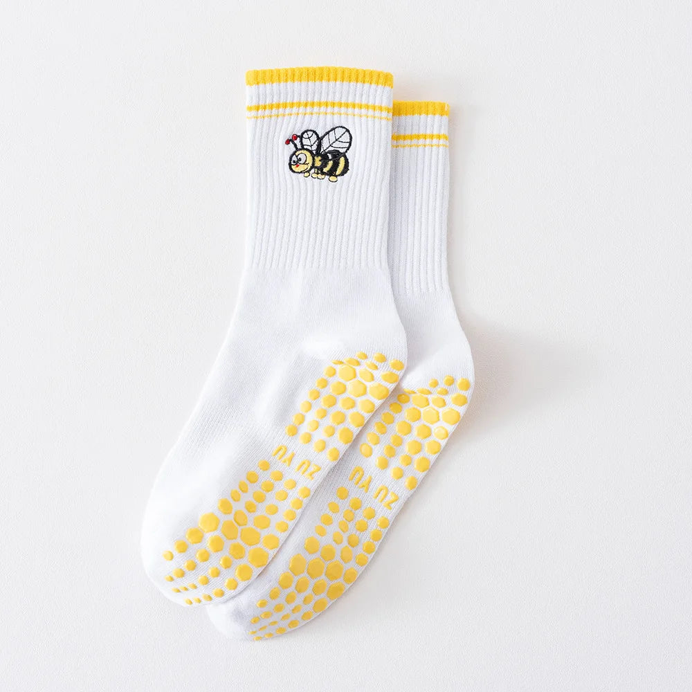 Weiße Strick-Yoga- und Fitnesssocken mit gelben Streifen und Bienenmotiv an der Zehenpartie