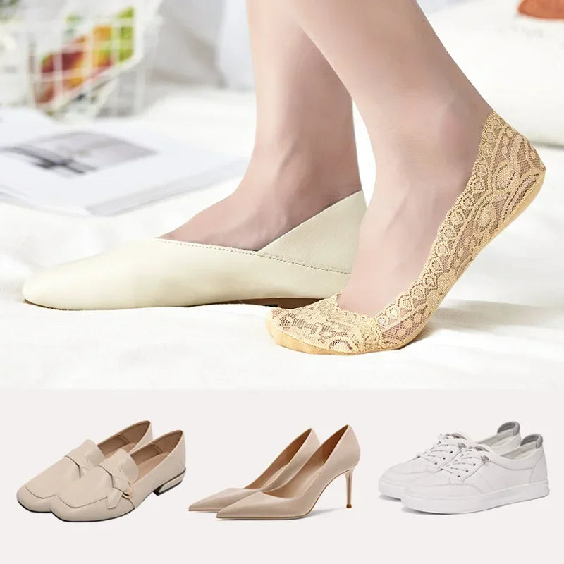 Un set de calcetines invisibles de silicona beige y blanco para mujer y un par de zapatillas de lona blancas.