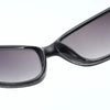 Primer plano de gafas de sol con marco negro y lente morado oscuro.