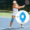 Eine weibliche Tennisspielerin demonstriert die Anwendung von Kniestütbendicht tape auf ihrem Bein beim Training.