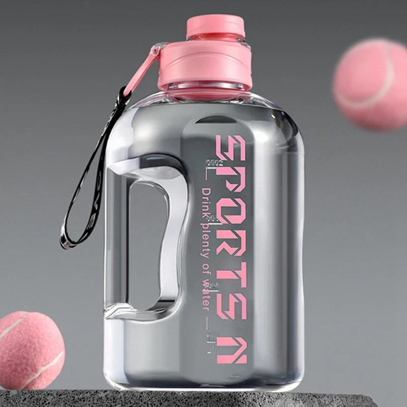 Klare Sportwasserflasche mit rosa Kappe und schwarzem Schlauch auf dunkler Oberfläche.