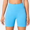 Un mannequin porte des shorts de yoga sans couture bleu clair à taille haute pour la salle de sport et le fitness.